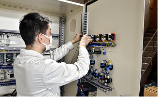 作業服姿で作業に取り組む若い男性スタッフ