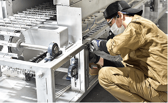 工作機械の調整を行う作業員