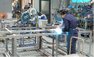 大型機械の操作盤の前に立つ作業員