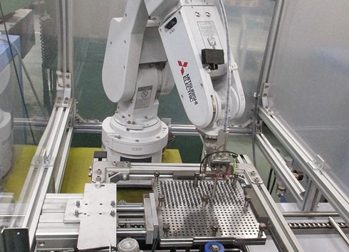 多関節ロボットがワークの搬送・整列作業を自動で行っている様子